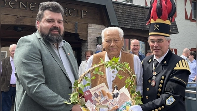 v.l. Bürgermeister Stefan Frank, Jubilar Erwin Kraus und 2. Vorstand des Bergknappenvereins Sulzbach-Rosenberg Martin Kernl, gratulierten zum 85. Geburtstag. (Bild: Armin Kraus)