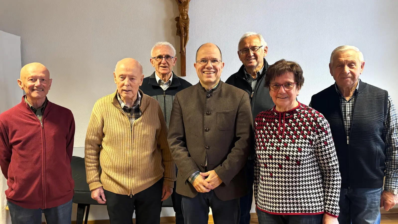 Franz Völkl sen. (2.v.l.) bedankte sich im Namen der KAB Vorstandschaft bei Rechtsstellenberater Arthur Scheufler (4.v.r.) für seine engagierte Arbeit im Jahr 2025 für die Mitglieder der KAB Flossenbürg. (Bild: Christina Rosner)