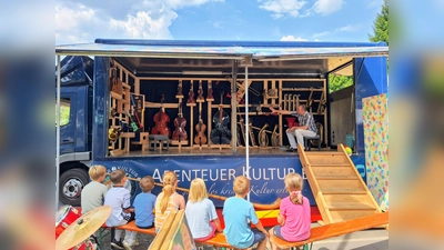 Der Mobile Kultur Kiosk lädt Kinder und Erwachsene dazu ein, verschiedene Blas- und Streichinstrumente auszuprobieren. (Bild: Jessica Müller )