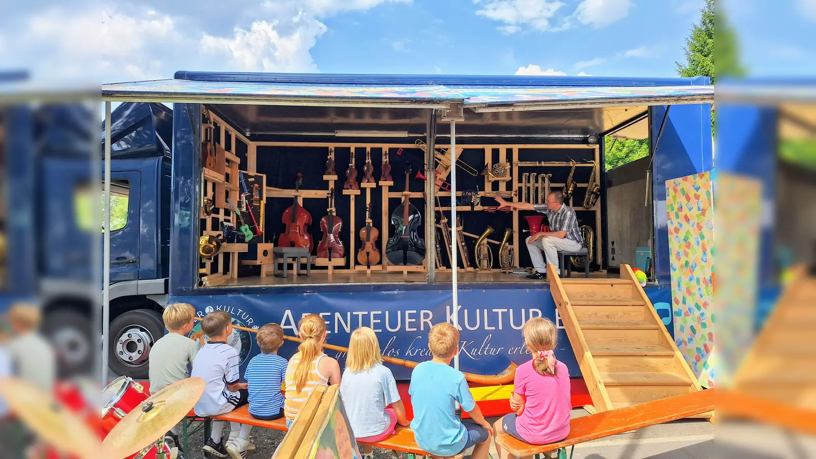 Der Mobile Kultur Kiosk lädt Kinder und Erwachsene dazu ein, verschiedene Blas- und Streichinstrumente auszuprobieren. (Bild: Jessica Müller )