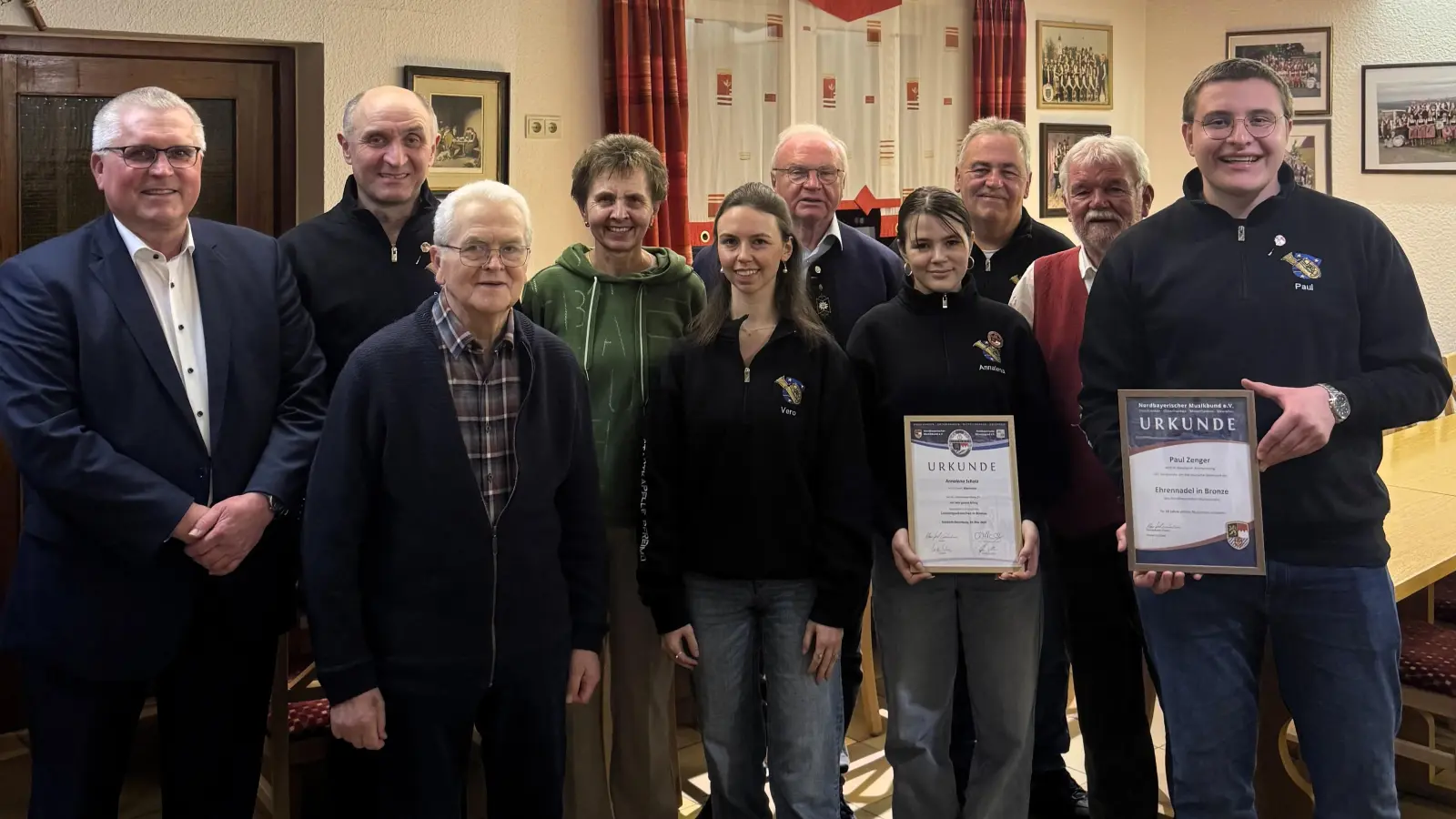Das Bild zeigt die geehrten Mitglieder der Stadtkapelle zusammen mit dem 1. und 2. Vorstand sowie Richard Tischler und Ferdinand Münch. (Bild: Andre Pflaum)