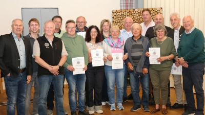 Von links nach rechts: Matthias Aures, David Pronath, Vorstand Rudi Pösl, Josef Wendl, Matthias Hunziger, Karl-Ludwig Radlinger, Doris Aures, Karin Scheuerer-Pamler, Marion Wegerer, Stefan Steinbacher, Xaver Steinbacher, Franz Eckert, Heidi Karger-Pfannekuch, Adrian Kronfeld, Gerhard Peter und Ehrenvorstand Alwin Werner. (Bild: Hans Hauser)