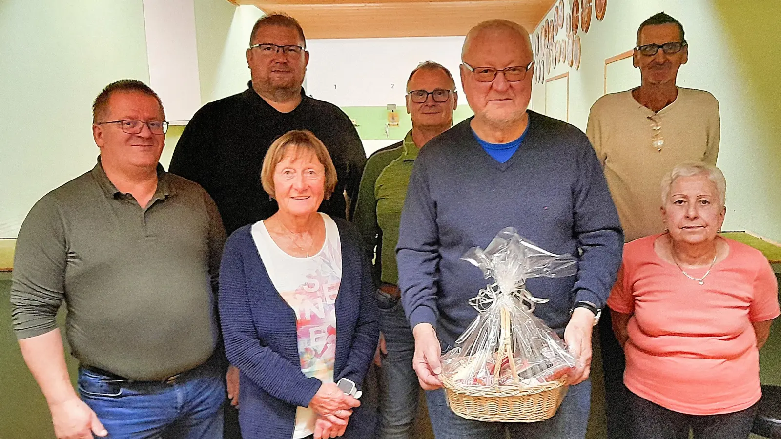 Sportleiter Tobias Meinzinger (hinten links) und Schützenmeisterin Barbara Zimmerer (vorne rechts) beglückwünschten Heinz Störtzer (vorne Zweiter von rechts) zum Gewinn des 5. Wettbewerbs in der Steinwaldrunde des Schützengaus Steinwald. Mit im Bild die weiteren Platzierten mit Wolfgang Schlicht und Monika Seidel (vorne von links) sowie Josef Bächer und Horst Peraus (hinten von rechts). (Bild: Bernhard Schultes)