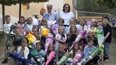 Die Schulanfänger mit ihren Lehrerinnen (Bild: Benedikt Moder)