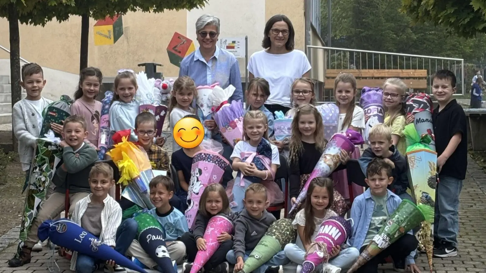 Die Schulanfänger mit ihren Lehrerinnen (Bild: Benedikt Moder)