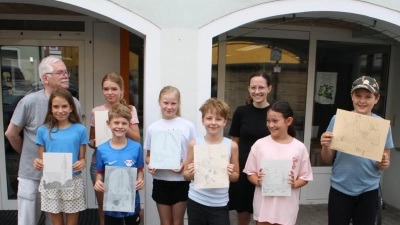 Kunstvoll zeichnen ist keine Hexerei: Das vermittelten Rainer Sollfrank (links) und Jennifer Zapf (Dritte von rechts) den sieben Teilnehmern eines Zeichenkurses des Heimatkundlichen Arbeitskreises. (Bild: Dr. Bernhard Piegsa)
