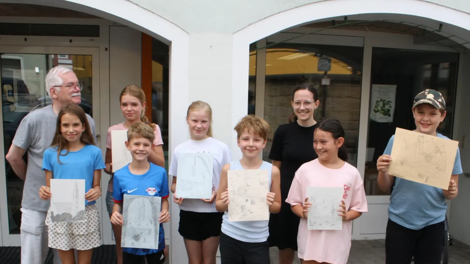 Kunstvoll zeichnen ist keine Hexerei: Das vermittelten Rainer Sollfrank (links) und Jennifer Zapf (Dritte von rechts) den sieben Teilnehmern eines Zeichenkurses des Heimatkundlichen Arbeitskreises. (Bild: Dr. Bernhard Piegsa)