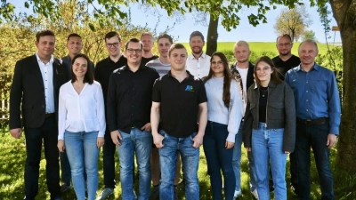 Die Teilnehmer der JU-Jahreshauptversammlung um Vorsitzenden Christian Müller (1. v.l.)  (Bild: Daniel Bergmann )