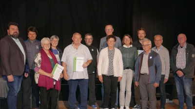 Die Geehrten mit Bürgermeister Stefan Frank und den Vorstandsmitgliedern (Bild: Ludwig Kirschhock)