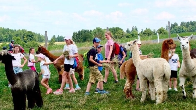 Die Kinder hatten viel Spass beim Füttern! (Bild: Uwe Muckenschnabel)