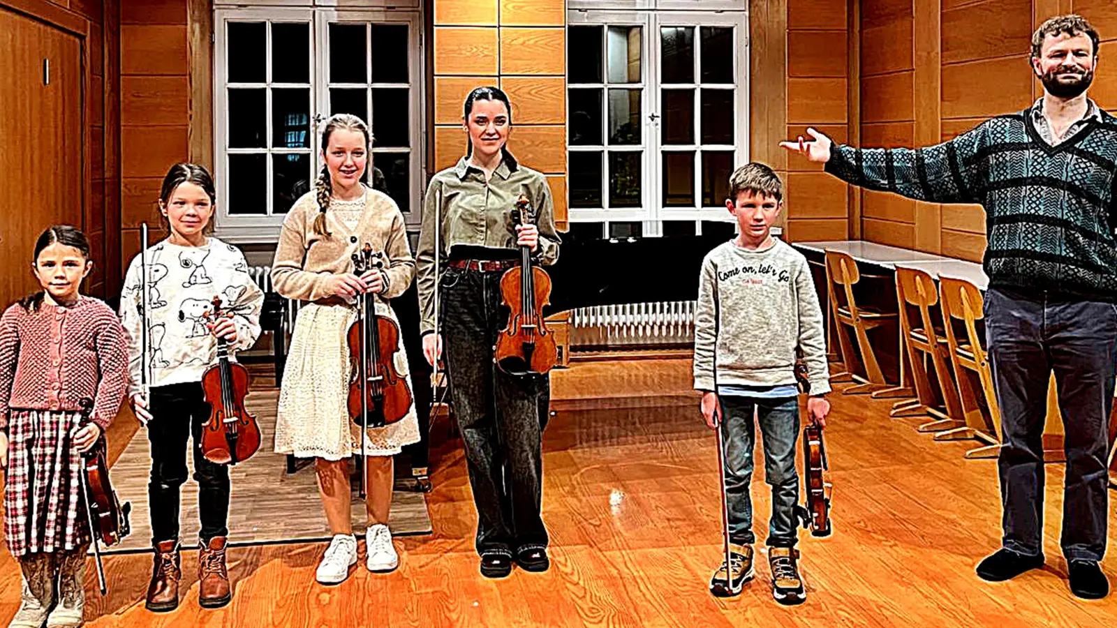 Vier Schülerinnen und ein Schüler gestalteten den Vorspielabend mit der Violine. Auf dem Foto v.l.n.r.: Sarah Domanowsky, Greta Weidner, Annelie Schieder, Nicoletta Isaak, Benedikt Hanauer, Henry Cain (Bild: Lucie Domanowsky)