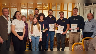von links:: SM Willi Weber,Zilk Annalena,Starikova Olga,Fiedler Helga,Ferstl Valentina,Saßl Florian,Dirscherl Monika,Prunhuber Thorsten,Lintl Ferdinand,Eichstetter Tobias,”,SL Huber Waldemar. (Bild: Christa Weberr)