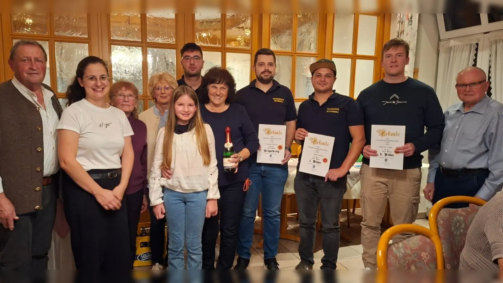 von links:: SM Willi Weber,Zilk Annalena,Starikova Olga,Fiedler Helga,Ferstl Valentina,Saßl Florian,Dirscherl Monika,Prunhuber Thorsten,Lintl Ferdinand,Eichstetter Tobias,”,SL Huber Waldemar. (Bild: Christa Weberr)