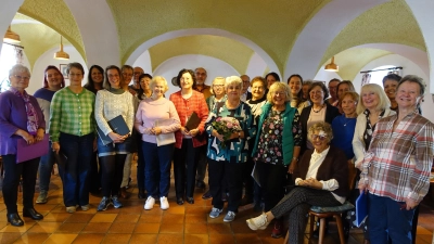 Die Jubilarin Monika Bartl (mit Blumenstrauß) inmitten ihrer Chorfamilie, die sie mit einer Feierstunde zu ihrem 70. Geburtstag überraschte. (Bild: Angelika Lingl)