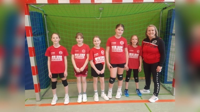 Nela Lange, Sara Hausner, Lilian Übler, Nele Müller und Viktoria Benner werden von der Trainerin Sonja Übler in die Frühförderung Ostbayernauswahl entsendet. Im Bild fehlt Leoni Bernt. (Bild: Sonja Übler)