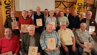 Langjährige Mitglieder des MSC Wiesau wurden für 40 und 50 Jahre Treue ausgezeichnet. (Bild: Karl-Heinz Dietrich)