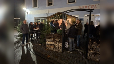 Das Stadtgespräch am Glühweinstand des CSU-Ortsverbandes soll den Marktplatz zu einem Treff- und Begegnungsort in der Adventszeit werden lassen. (Bild: Tobias Ehrenfried)