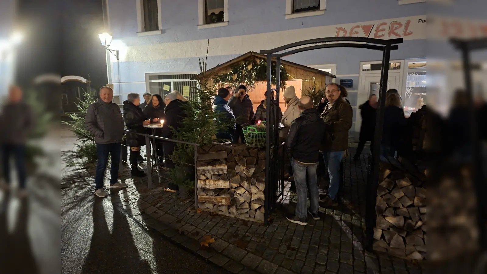 Das Stadtgespräch am Glühweinstand des CSU-Ortsverbandes soll den Marktplatz zu einem Treff- und Begegnungsort in der Adventszeit werden lassen. (Bild: Tobias Ehrenfried)