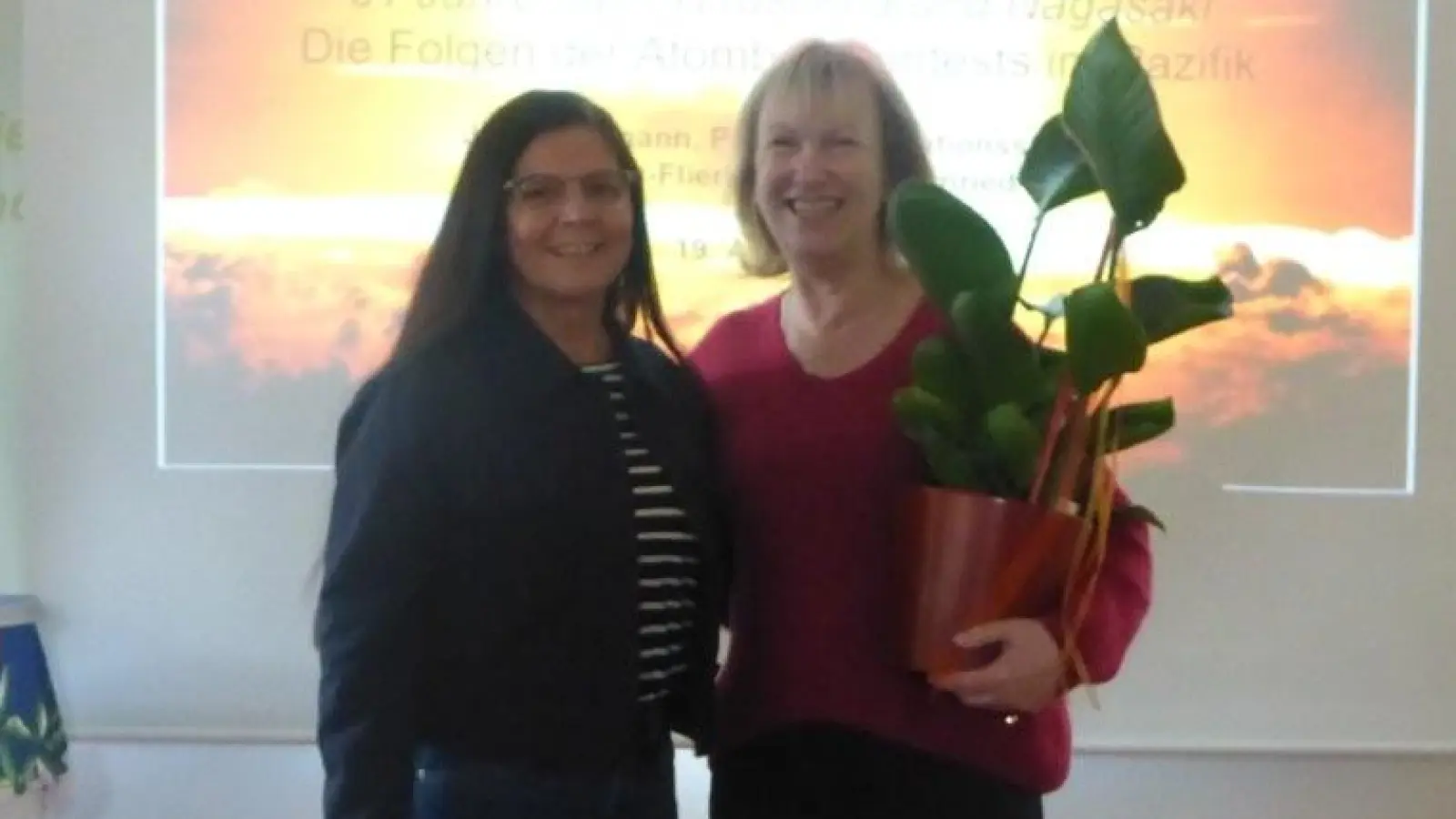 1. Vorsitzende Gerda Stollner und scheidende 2. Vorsitzende Brigitte Bachmann-Mühlinghaus. (Bild: Georg Pilhofer )