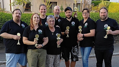 Die erfolgreichen Schnupfer aus Latsch freuten sich über zahlreiche Spitzenplatzierungen. Im Bild stehen (von links) Schnupferwart Andreas Straka, Tamara Behr, Bianka Eschenbacher, Uschi Straka, Martin Reindl, Mattias Behr und die neue Oberpfalz-Franken-Schnupfmeisterin 2026, Bettina Ochs, Fabian Panzer. (Bild: Fabian Panzer )
