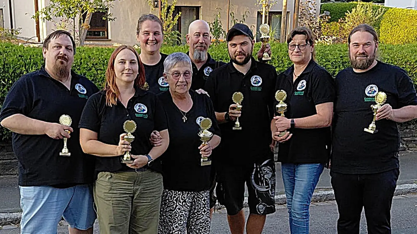 Die erfolgreichen Schnupfer aus Latsch freuten sich über zahlreiche Spitzenplatzierungen. Im Bild stehen (von links) Schnupferwart Andreas Straka, Tamara Behr, Bianka Eschenbacher, Uschi Straka, Martin Reindl, Mattias Behr und die neue Oberpfalz-Franken-Schnupfmeisterin 2026, Bettina Ochs, Fabian Panzer. (Bild: Fabian Panzer )