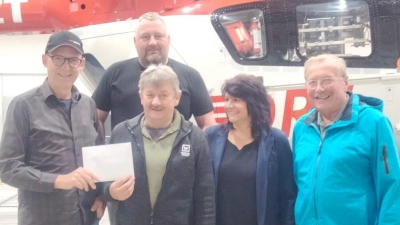 Gerhard Hecht , Kornelia Eckert und Wolfgang Eckert von der Dorfgemeinschaft Kaltenmühle überreichen eine Spende von 600 Euro an Christian Pecher und Peter Flor von der DRF-Luftrettung (von rechts).  (Bild: Peter Flor)