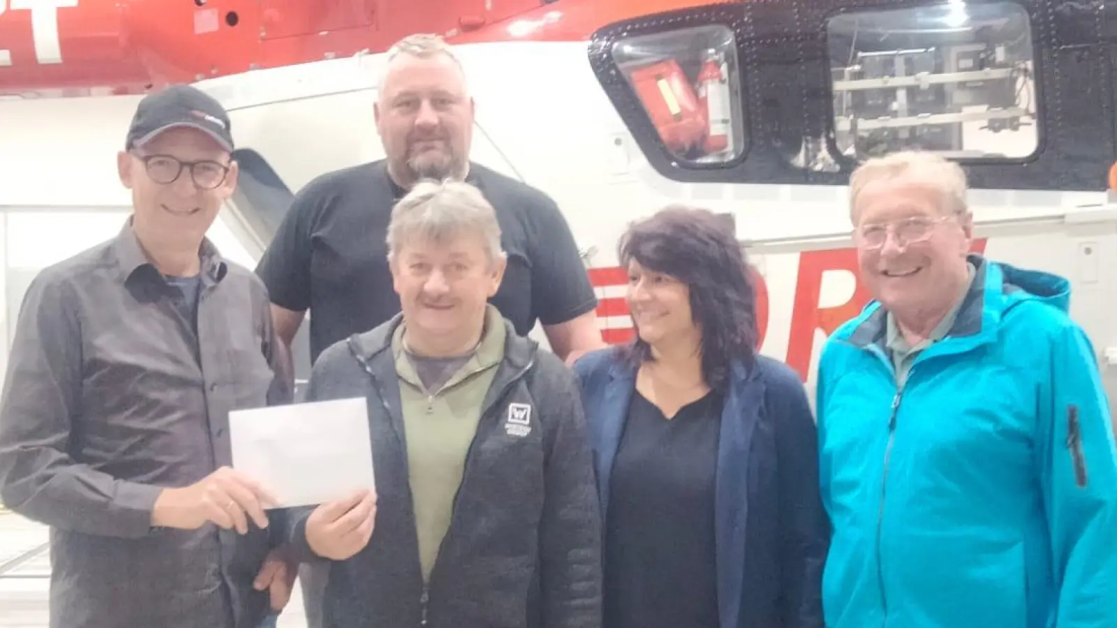 Gerhard Hecht , Kornelia Eckert und Wolfgang Eckert von der Dorfgemeinschaft Kaltenmühle überreichen eine Spende von 600 Euro an Christian Pecher und Peter Flor von der DRF-Luftrettung (von rechts).  (Bild: Peter Flor)