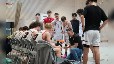 Auf das gesamte Team kommt es an - Coach Ionescu bei der taktischen Einstimmung (Bild: Christian Tiemann)