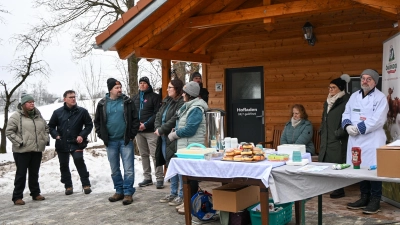 Vor dem im letzten Jahr erbauten Selbstbedienungs-Hofladen (v. l. n. r., 3.–6.): Betriebsleiter Stefan Koschta, stellv. Vorsitzender der Erzeugergemeinschaft Matthias Zahn, Theresa Koschta und Elisabeth Würstl vom Biohof; (rechts) Öko-Modellregions-Mitarbeiter Günther Erhardt (Bild: Steinwald-Allianz)