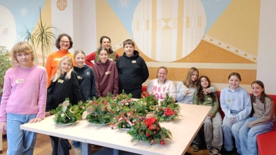 Die Schülerinnen und Schüler präsentierten ihre fertigen Gestecke. (Bild: Diana Greil-Höger)