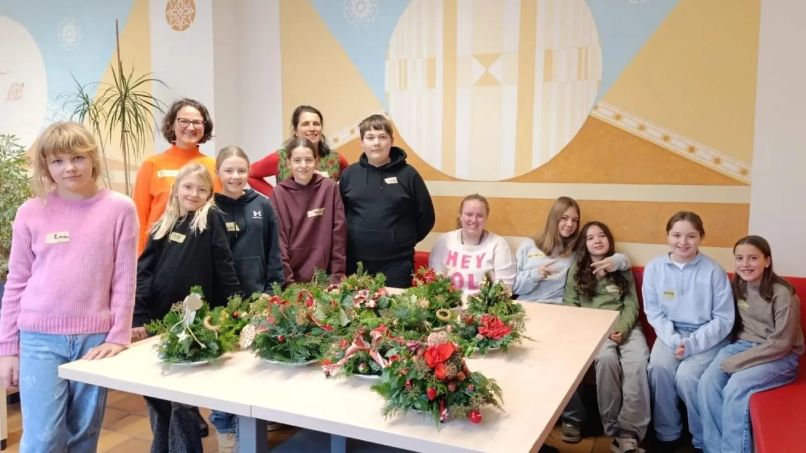 Die Schülerinnen und Schüler präsentierten ihre fertigen Gestecke. (Bild: Diana Greil-Höger)