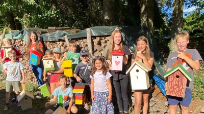 Zufriedene Kids mit ihren Vogelhäuschen. (Bild: Silvia Bielesch )