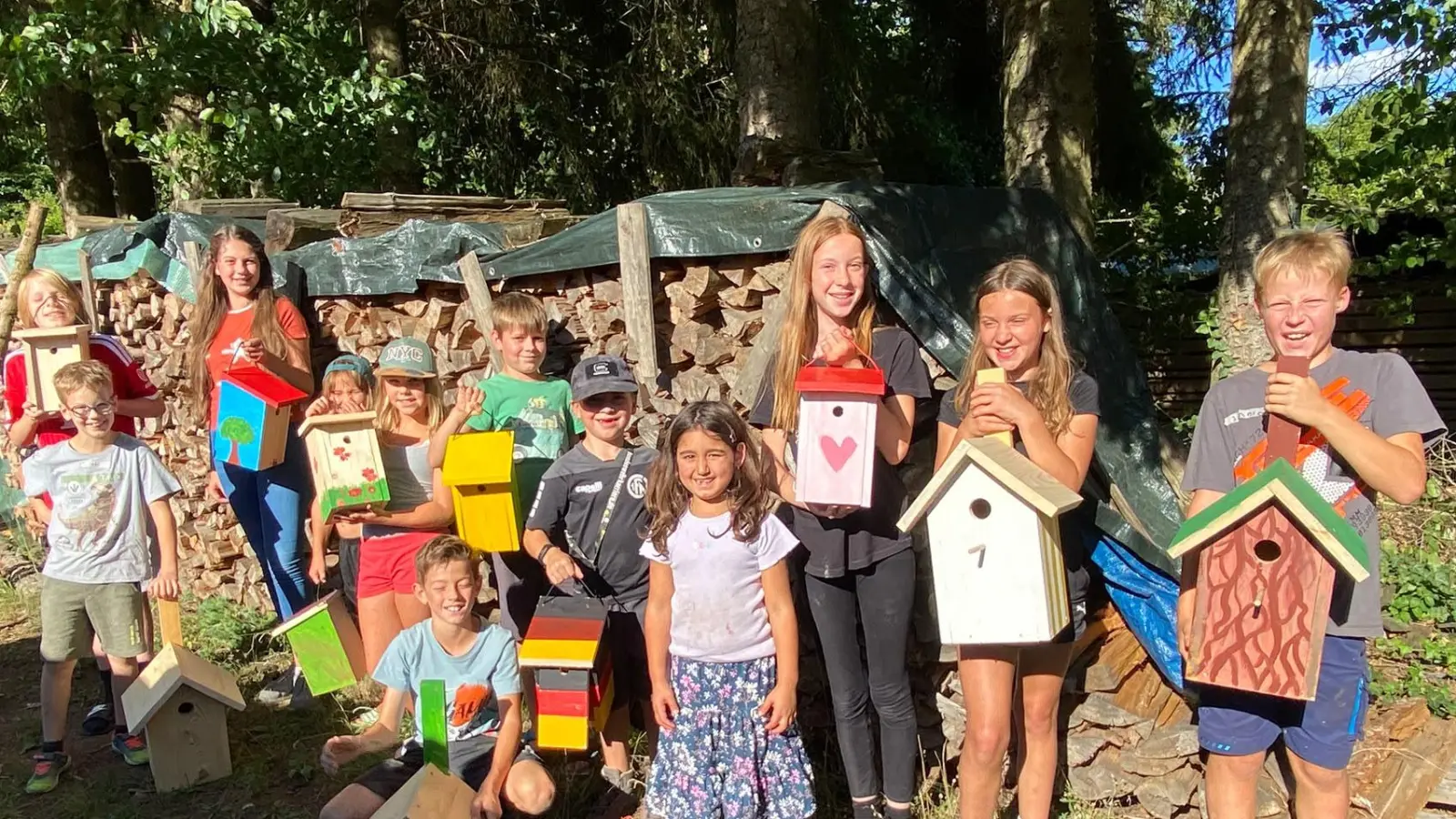 Zufriedene Kids mit ihren Vogelhäuschen. (Bild: Silvia Bielesch )