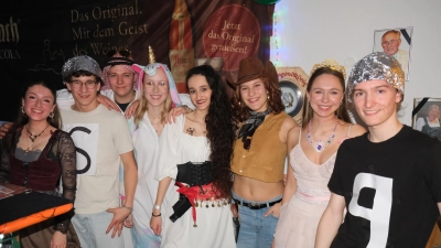 Ja, die die Mitglieder der Kath. Landjugend hatten am tollen Pittersberger Faschingsabend im Schützenheim gut lachen, das Geschäft in der von ihr betriebenen Bar lief gut. Und kaum wieder aktiviert und schon ein Volltreffer. (Bild: Michael Götz)