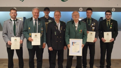 Der Scheidende Gauschützenmeister Johann Dirrigl konnte zum Ehren Gauschützenmeister ernannt werden. Von links: Thomas Beer, Ernst Pirzer, Thomas Köppl, Gauschützenmeister Klaus Ketzler, Ehrengauschützenmeister Johann Dirrigl, Stefan Gradl und Marc Zenger.  (Bild: Hans Schlosser)