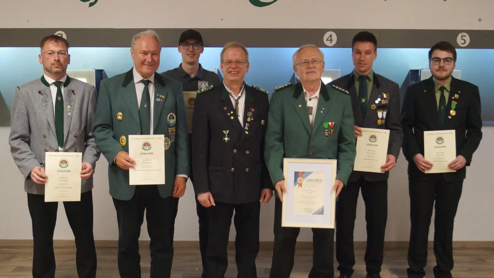 Der Scheidende Gauschützenmeister Johann Dirrigl konnte zum Ehren Gauschützenmeister ernannt werden. Von links: Thomas Beer, Ernst Pirzer, Thomas Köppl, Gauschützenmeister Klaus Ketzler, Ehrengauschützenmeister Johann Dirrigl, Stefan Gradl und Marc Zenger.  (Bild: Hans Schlosser)