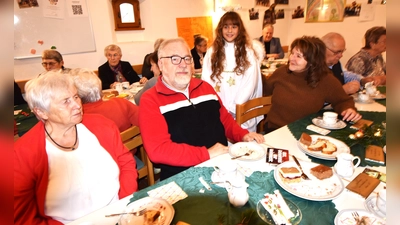 Nach seinem Prolog mischte sich das neue Illschwanger Christkind, Luisa Hiltl unter die Senioren,die an festlich gedeckten Tischreihen Platz genommen hatte. Christkind und Senioren kamen schnell ins Gespräch (Bild: Norbert Weis)