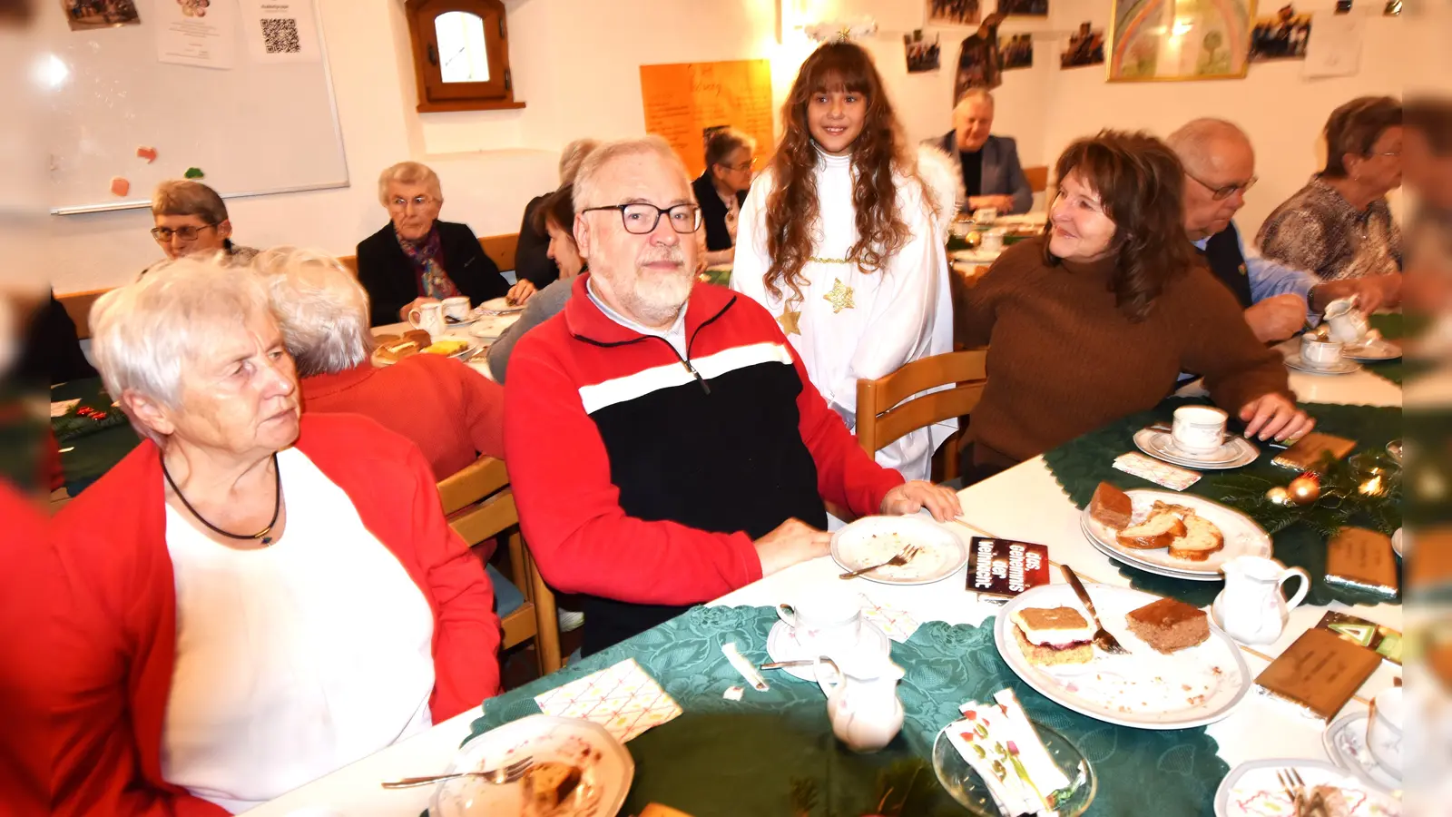 Nach seinem Prolog mischte sich das neue Illschwanger Christkind, Luisa Hiltl unter die Senioren,die an festlich gedeckten Tischreihen Platz genommen hatte. Christkind und Senioren kamen schnell ins Gespräch (Bild: Norbert Weis)