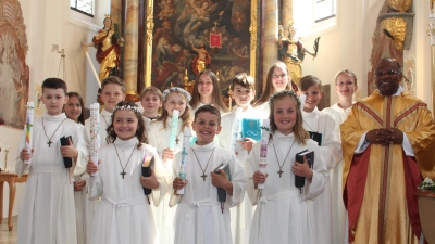 Pfarrer Moses Gudapati und die Ministranten mit den Kommunionkindern aus Lintach. (Bild: Ina Piehler )