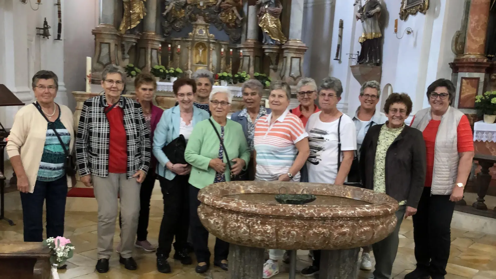 Pilgerinnen hinter dem Marmorbecken mit dem Heilbrünnlwasser (Bild: Rosmarie Schauer)