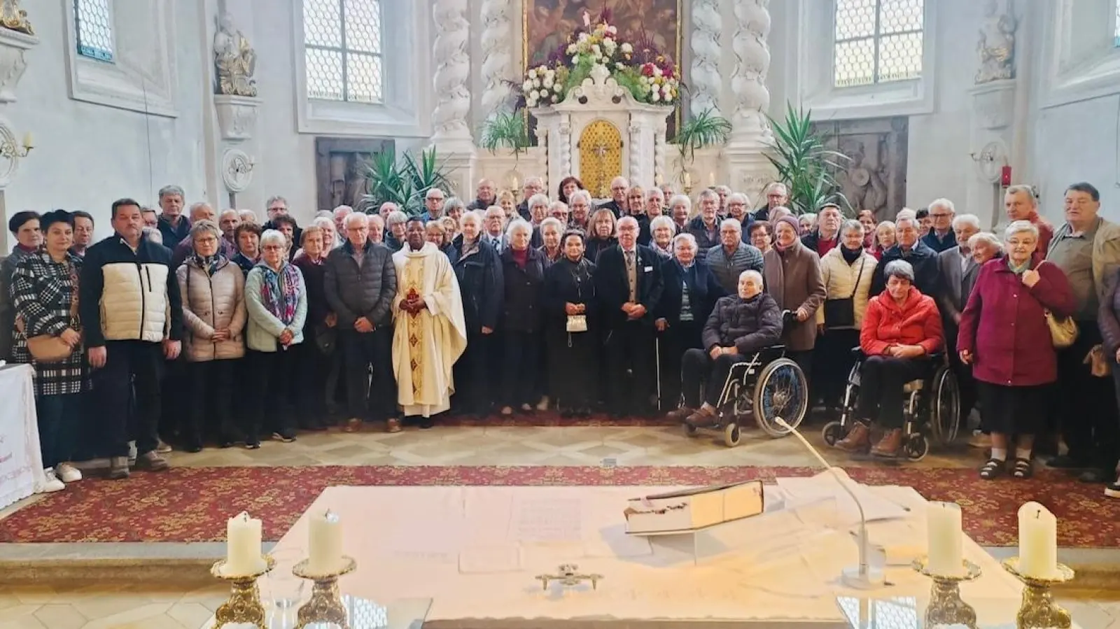 Stadtpfarrer P. Georg Parampilthadathil mit den Jubiläumspaaren in der Pfarrkirche in Pfreimd (Bild: Christian Schönberger)
