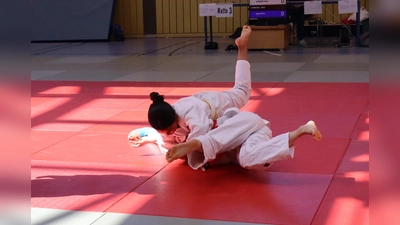 Judo-Action beim Ranglistenturnier in Neunburg - hier punktet Summer Hall mit einem starken Wurf. (Bild: Susanne Schubert)
