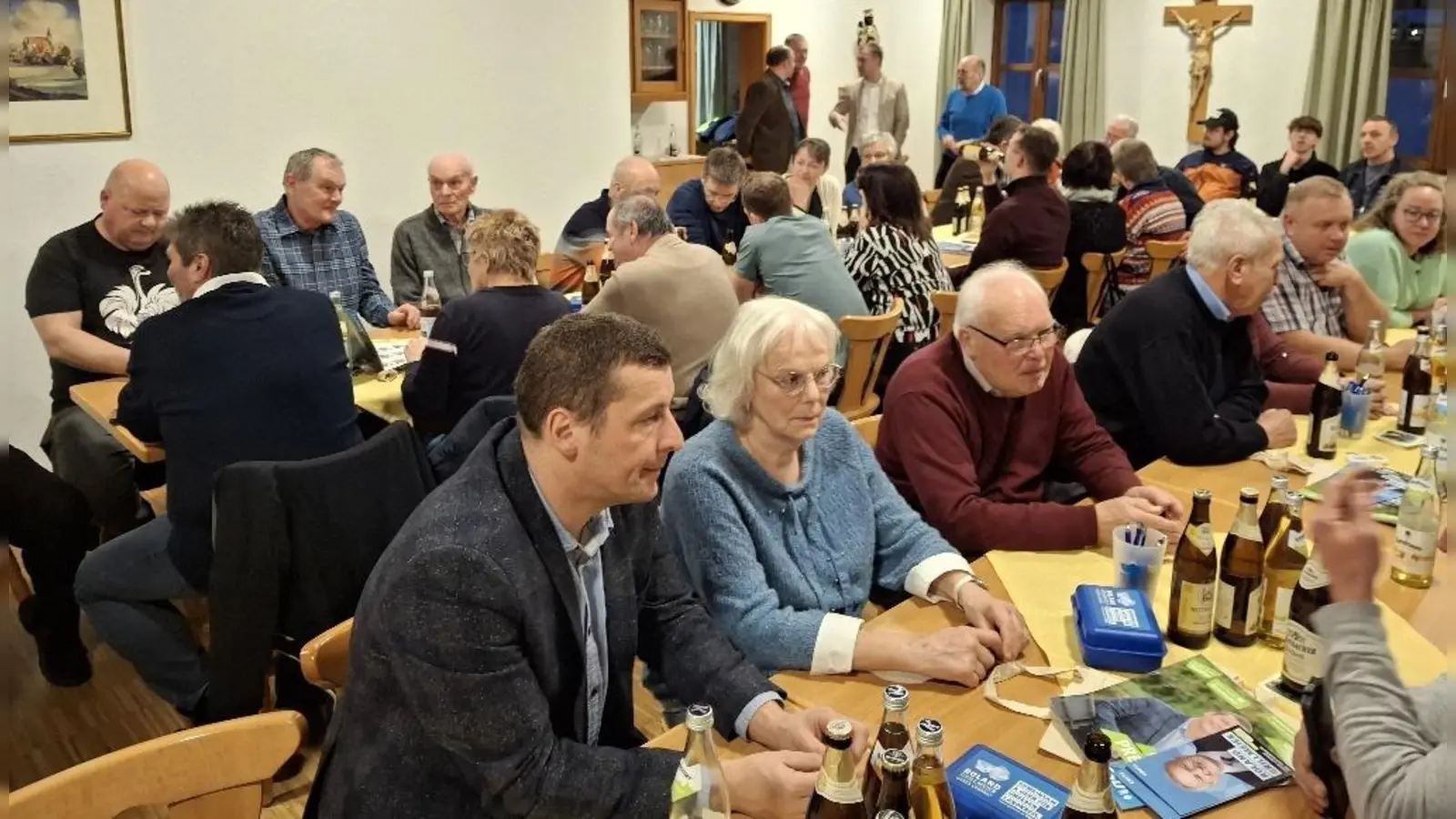 „Wir treten mit einer Mannschaft an, die Ebnath kennt, hier verwurzelt ist und bereit ist, anzupacken!“, so Johannes Prechtl (v.links im Bild) bei der Wahlveranstaltung im Pfarrgemeindehaus. (Bild: Josef Söllner)