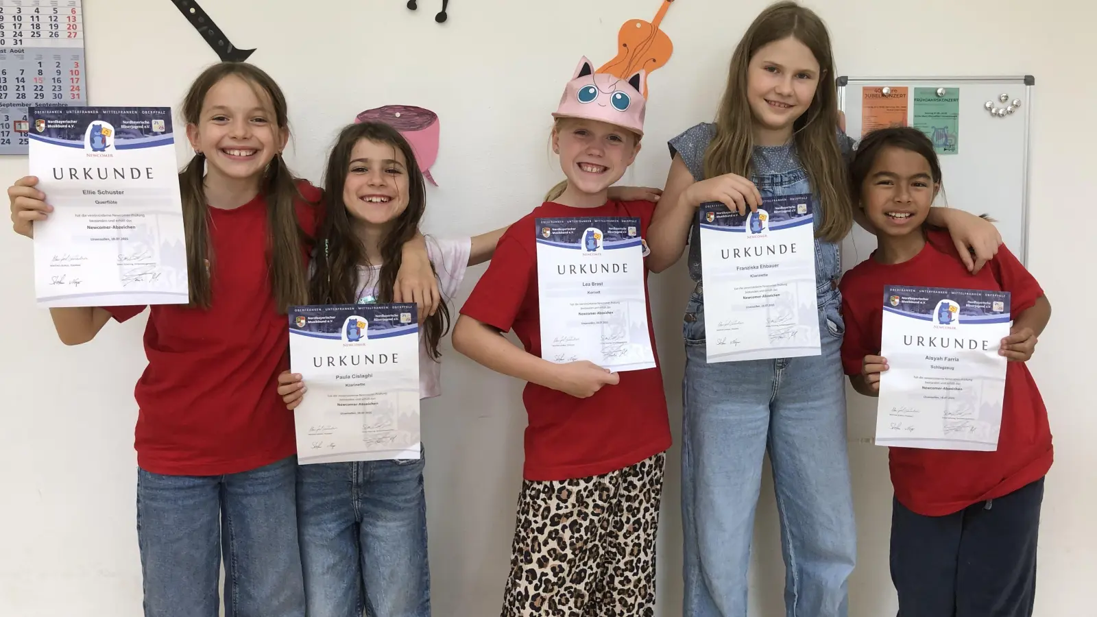 Voller Stolz präsentieren die jungen Musiker ihre Urkunden. (Bild: Stefan Neger)