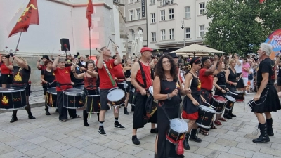 Die Amberger Sambatruppe Jalapeños Percussion war beim tschechischen Sambafestival aktiv dabei; rechts vorne der musikalische Leiter Andreas Bornholdt. (Bild: Stefan Neubauer)
