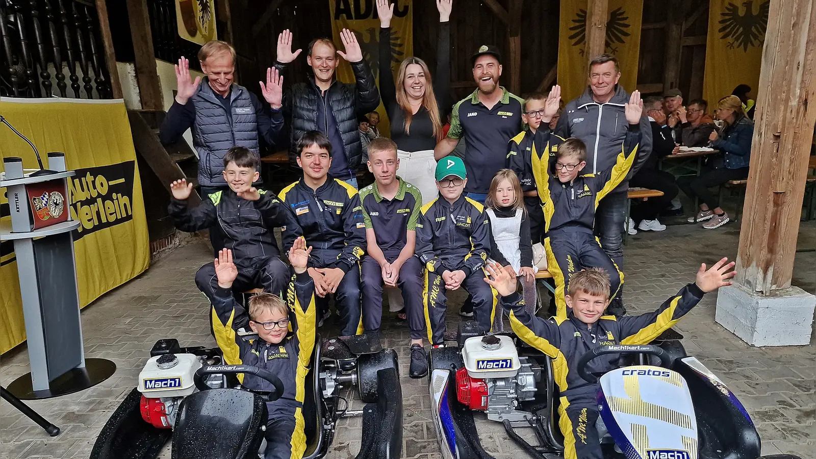 Ein Team, das zusammenhält – und Gas gibt: Auf dem beigefügten Foto strahlen die jungen Nachwuchsleute des AMC Weiden gemeinsam mit ihren Betreuern um die Wette. Im Vordergrund sind die beiden neuen Mach1-Karts zu sehen, bereit für viele weitere Rennabenteuer. (Bild: Reinhard Kreuzer)