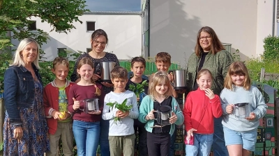 Die AG Schulgarten freut sich über neues Equipment zur Teezubereitung. (Bild: Christine Dötsch)