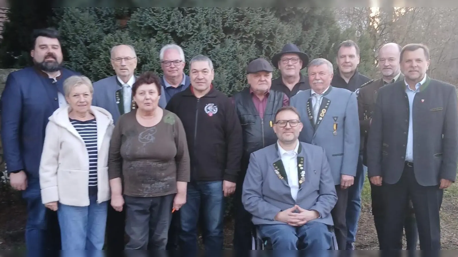 v. l. Bürgermeister Stefan Frank, die Geehrten Gisela Falk, Herbert Bauer, Angelika Kreuzer, Udo Füssel, Ravil Taktaschev, Klaus-Peter Georgi, OSM Jürgen Weiß, Thomas Heinrich, SM Kurt Falk, Martin Götz, GSM Werner Wendl und 2. Bürgermeister Günter Koller. (Bild: Alfred Birner)
