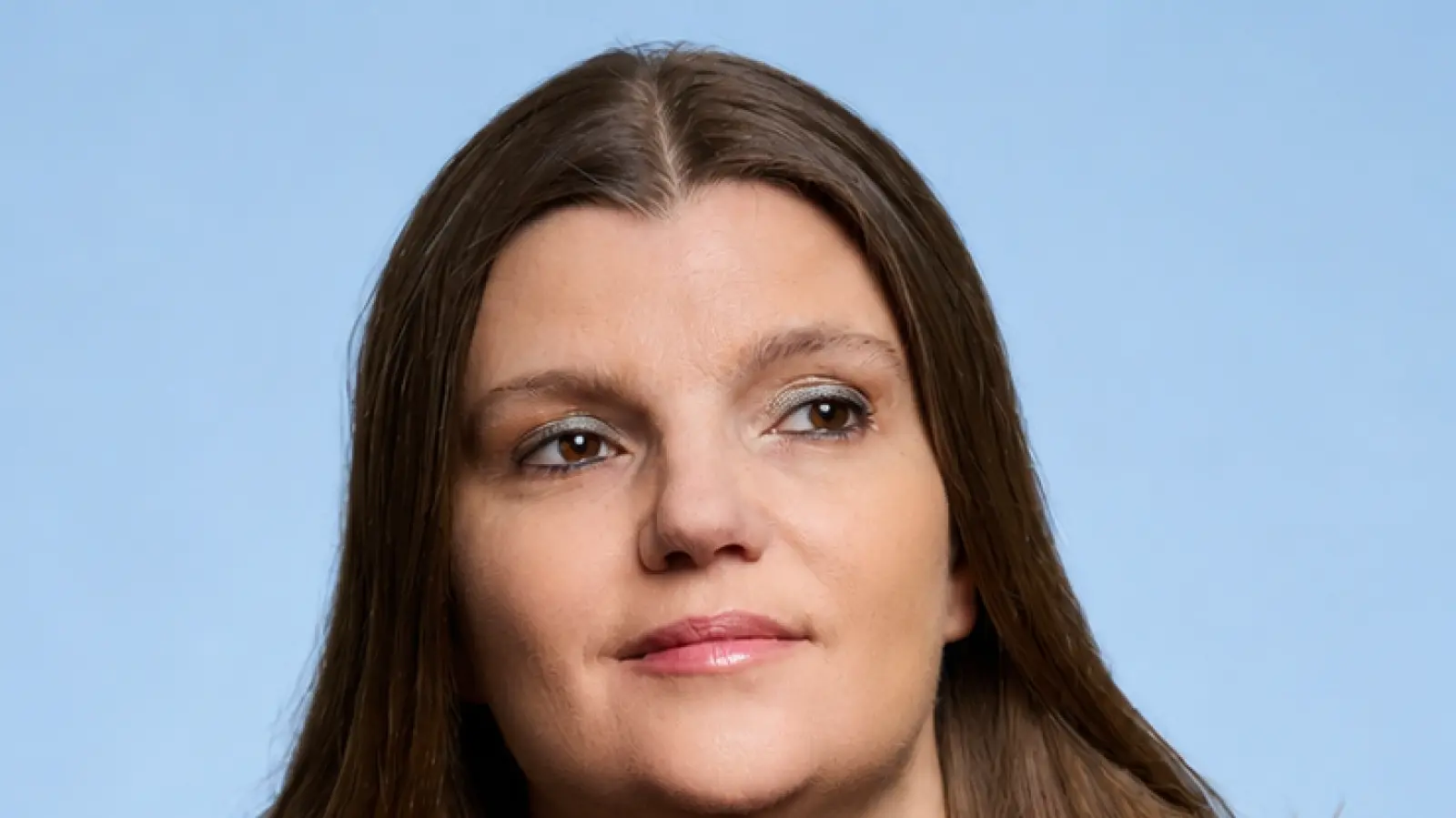 Monika Hager wohnt seit 2023 in Kohlberg, pendelt nach Nürnberg zu der Staatsphilharmonie Nürnberg, dem größten Klangkörper der Metropolregion, und spielt dort Geige.  (Bild: Ludwig Olah)