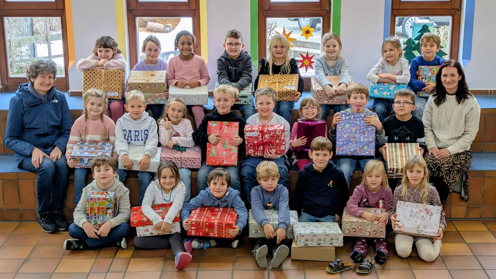 Bei der Hilfsaktion Pomoc beteiligten sich auch heuer wieder viele Kinder der Riedener Grundschule. Organisiert hatte alles Marga Kraus (l.). (Bild: Daniel Kellner)